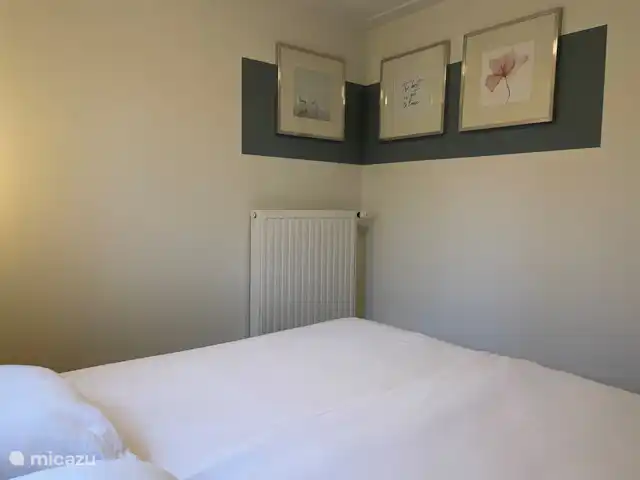 Rouge-gorge | Pays-Bas, Gueldre, Ermelo - bungalow Chambre des maîtres avec 'art' au mur.