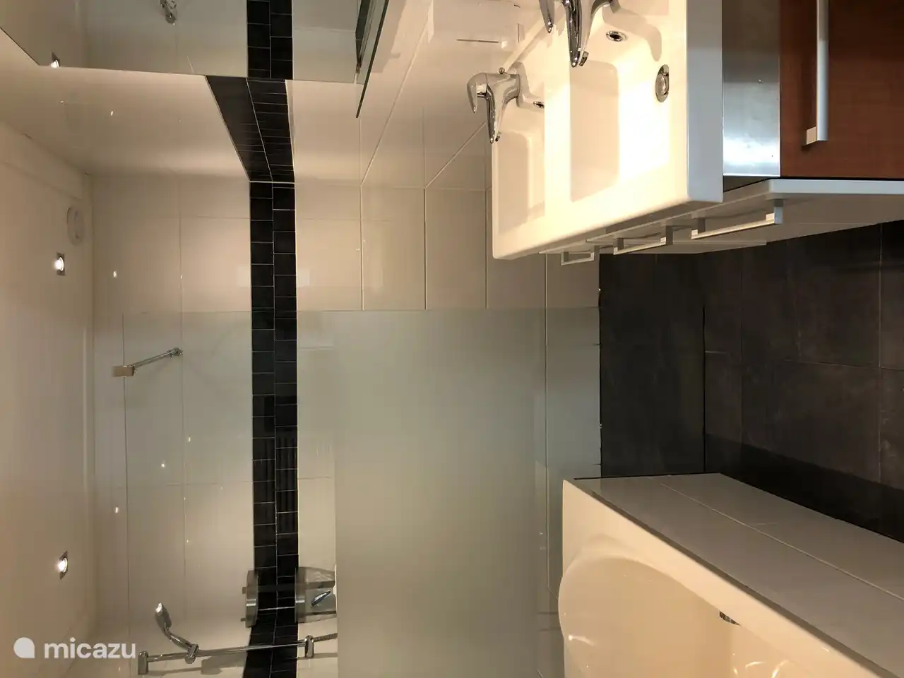 Geräumiges Badezimmer mit Badewanne und ebenerdiger Dusche.