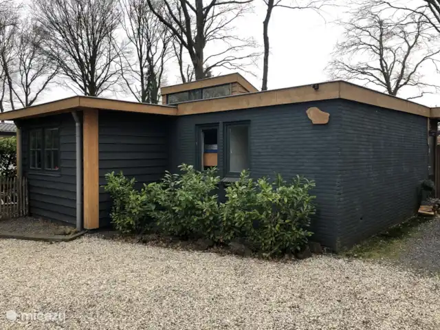Rouge-gorge | Pays-Bas, Gueldre, Ermelo - bungalow Il y a un grand parking privé à l'avant du bungalow.