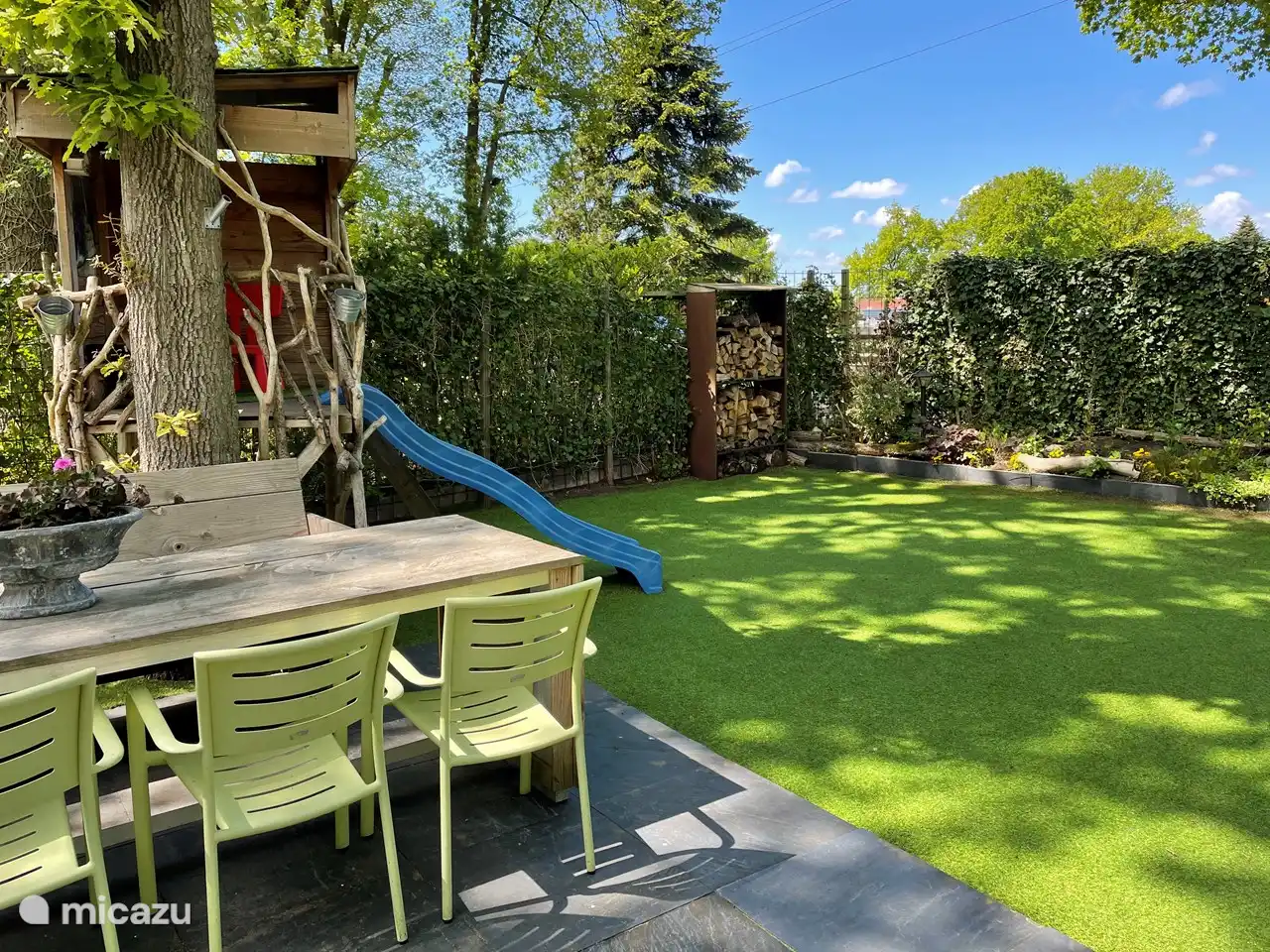 Schöner Garten, um in Ruhe zu speisen oder ein Buch zu genießen.