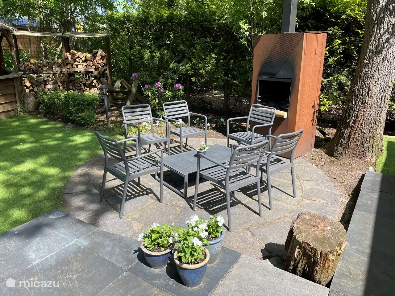 Der Sitzplatz am Holzkamin ist ideal, um ein knisterndes Feuer zu genießen.