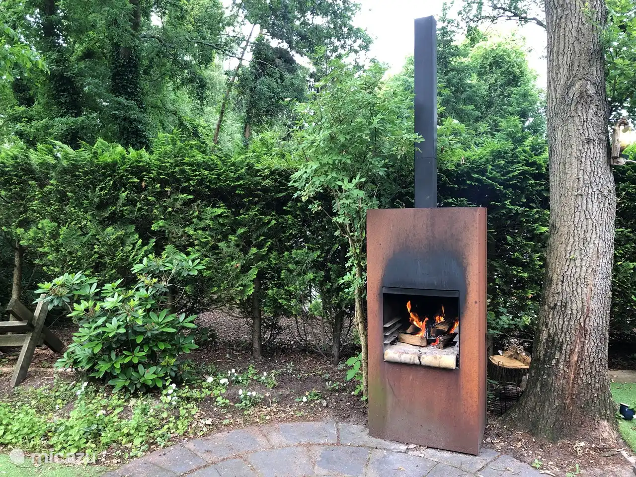 Wenn der Kamin an ist, können Sie Marshmallows an einem langen Stock über das Feuer halten.