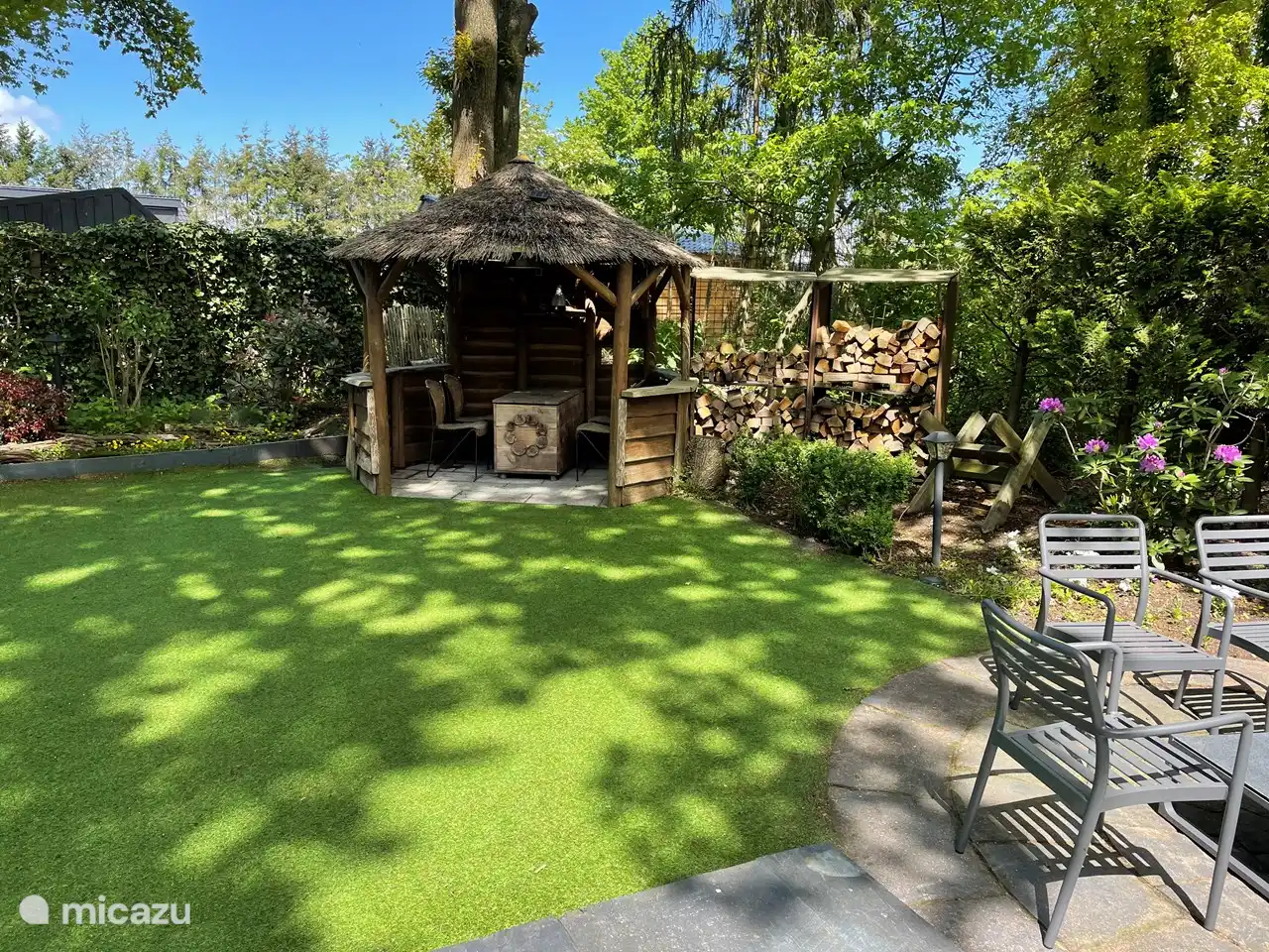 Gemütlicher Pavillon für einen romantischen Abend im Freien.