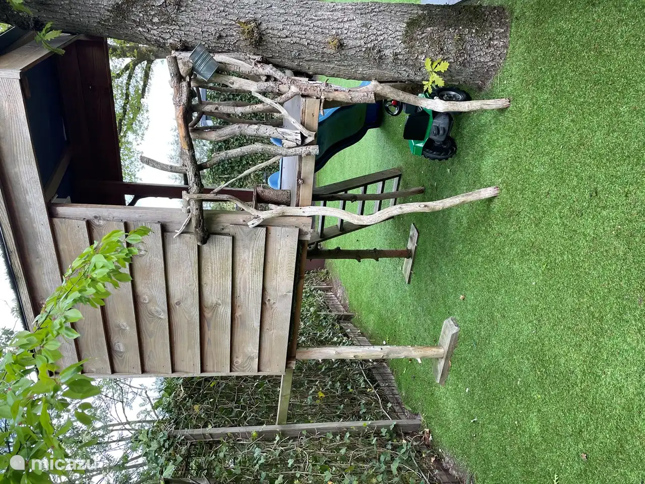 Sehr schönes Baumhaus. Für die Kinder ist das ein Erlebnis. Sobald Sie im Baumhaus sind, können Sie die Rutsche hinuntersausen.