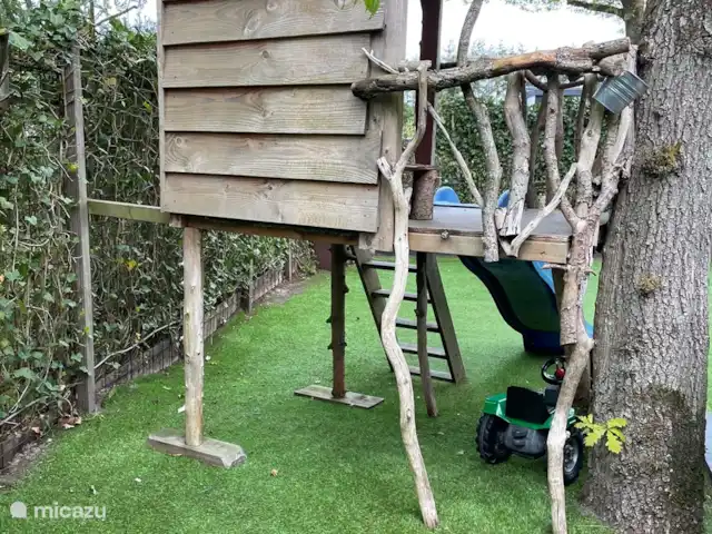 Rouge-gorge | Pays-Bas, Gueldre, Ermelo - bungalow Très belle cabane dans les arbres. C'est une expérience pour les enfants. Une fois dans la cabane dans les arbres, vous pouvez dévaler le toboggan.