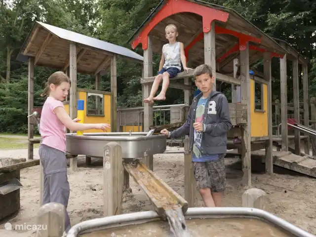 Rouge-gorge | Pays-Bas, Gueldre, Ermelo - bungalow Profitez de jouer à l'extérieur. Idéal aussi quand il fait un peu moins beau, enfilez des bottes et défoulez-vous !