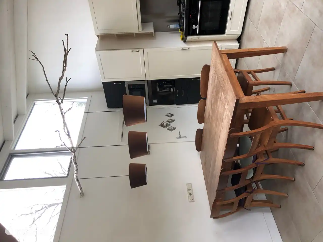 Die umfangreiche Küche ist komplett ausgestattet: Gasherd, Geschirrspüler, Backofen, Mikrowelle, Gefrierschrank und großer Kühlschrank.