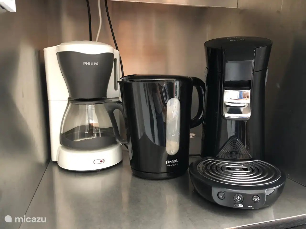 Filterkaffeemaschine, Wasserkocher und Senseo.