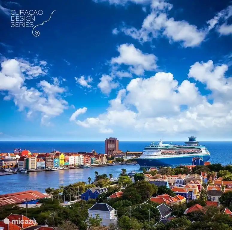 Une très belle photo de notre entrée de port à Sint Annabaai.