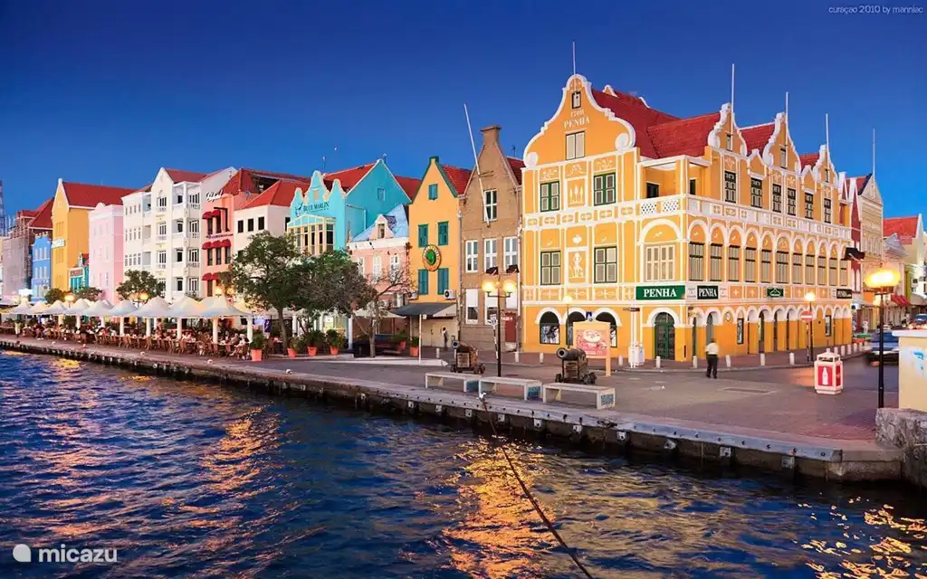 Une belle photo de la Handelskade à Punda