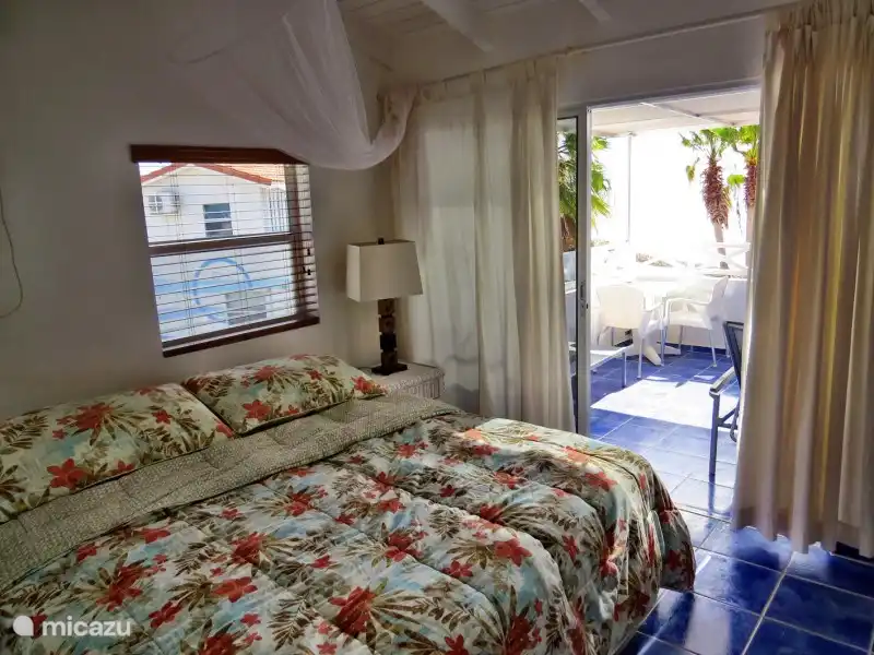 La chambre au premier étage a une porte coulissante sur le balcon. Dans cette chambre, vous disposez de la climatisation, d'un ventilateur de plafond et d'une moustiquaire. Il y a des moustiquaires sur la porte et la fenêtre.