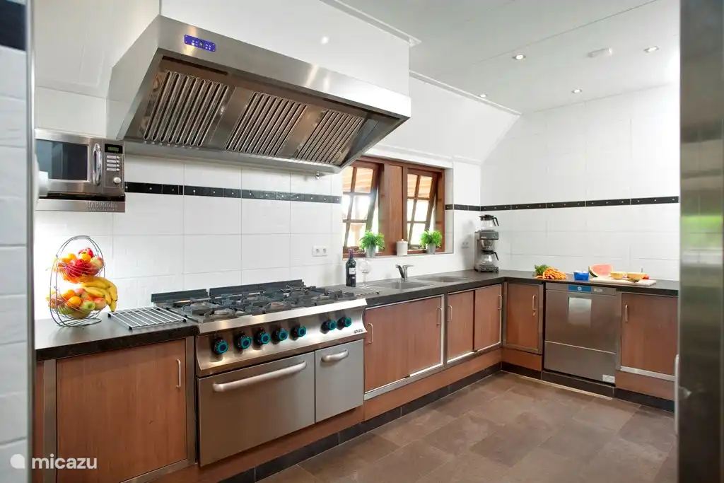 Küche mit professionellen Geräten. Die Küche ist auch mit einer Spülmaschine für die Gastronomie ausgestattet. Es gibt einen separaten Abstellraum mit extra Gefrierschrank und Kühlschrank. In der Küche selbst befindet sich auch ein Kühlschrank mit Gefrierschubladen. 