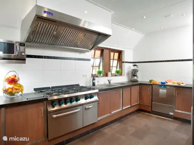 Flint avec Kota finlandais et bain à remous | Pays-Bas, Overijssel, Losser - maison de vacances Cuisine avec appareils professionnels. La cuisine est également équipée d’un lave-vaisselle traiteur. Il y a un débarras séparé avec un congélateur supplémentaire et un réfrigérateur. Dans la cuisine elle-même, il y a aussi un réfrigérateur avec des tiroirs de congélation.