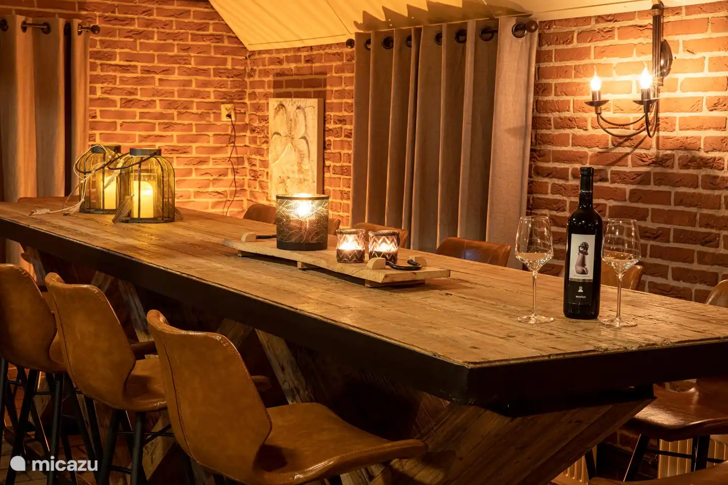 In der Unterkunft befindet sich ein großer gemütlicher Stehtisch.