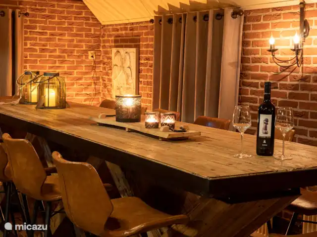 Flint avec Kota finlandais et bain à remous | Pays-Bas, Overijssel, Losser - maison de vacances Il y a une grande table de bar confortable dans le logement.