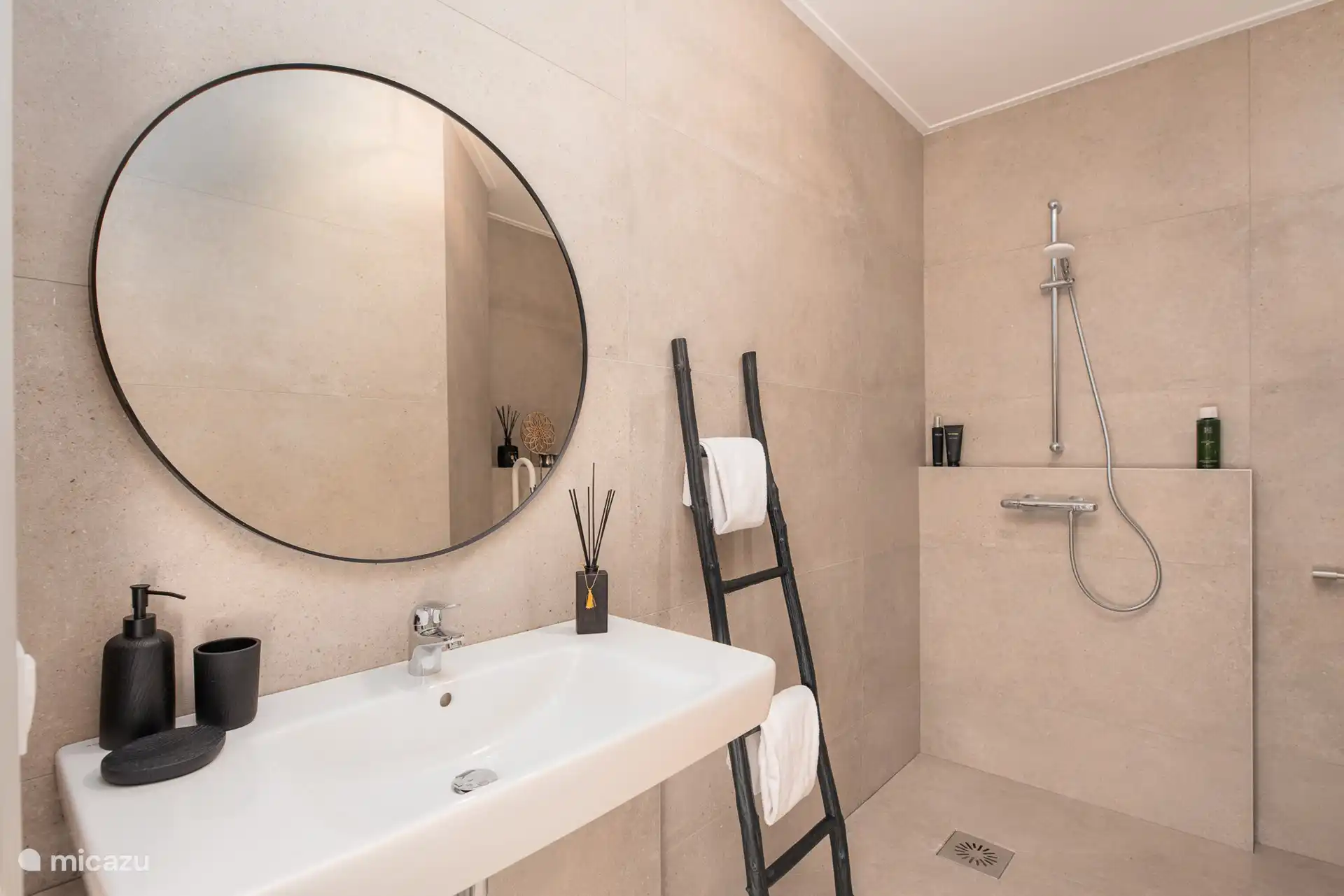 Geräumiges Badezimmer. Die Bäder werden im Januar 2024 erneuert