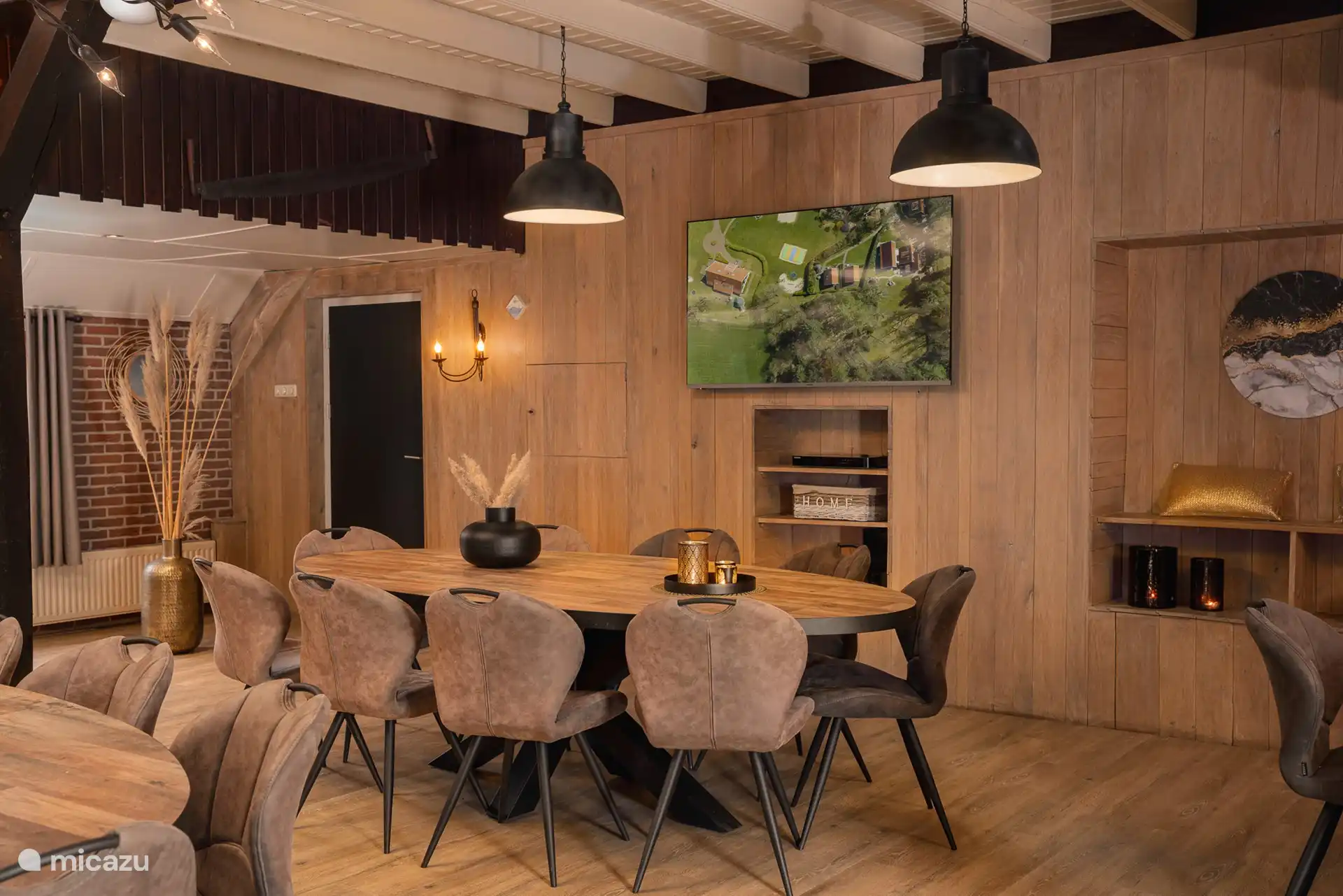 Wohnzimmer mit TV. Der Laptop kann über eine HDMI-Verbindung mit dem Fernseher verbunden werden. 