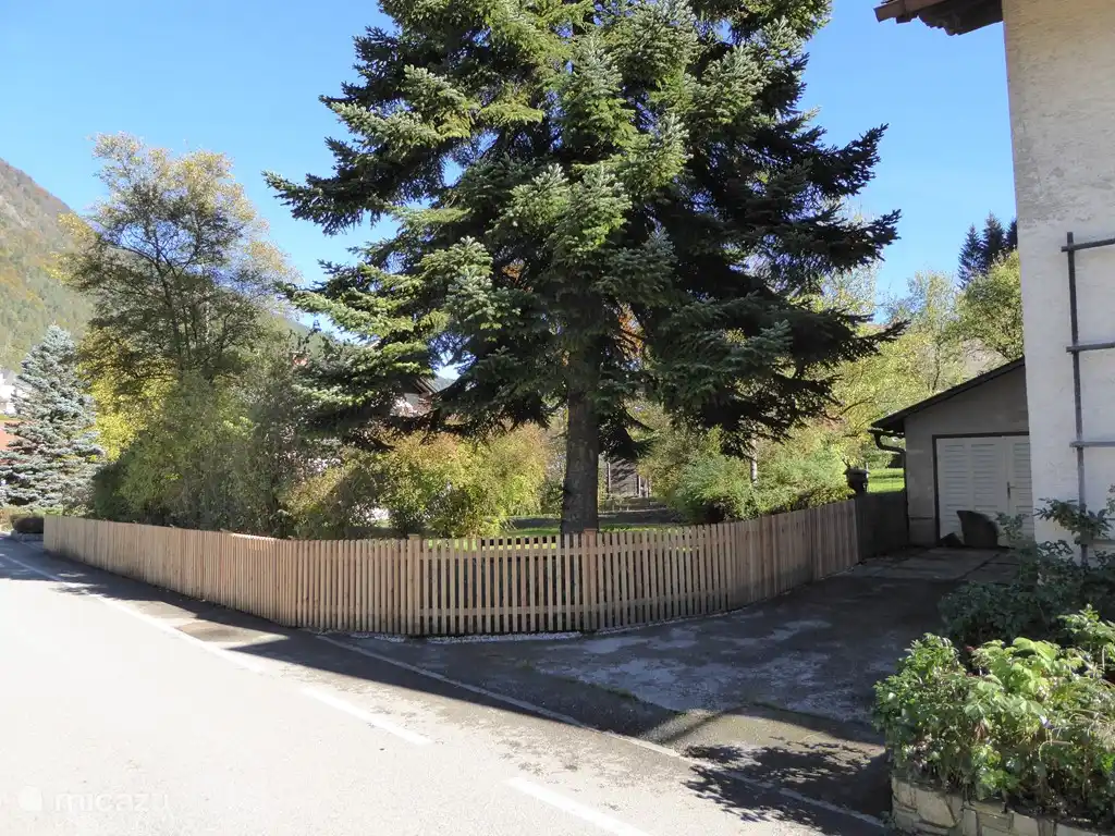 On the side of the house is a large garden with lots of privacy. Closed on the street side with a garden gate.