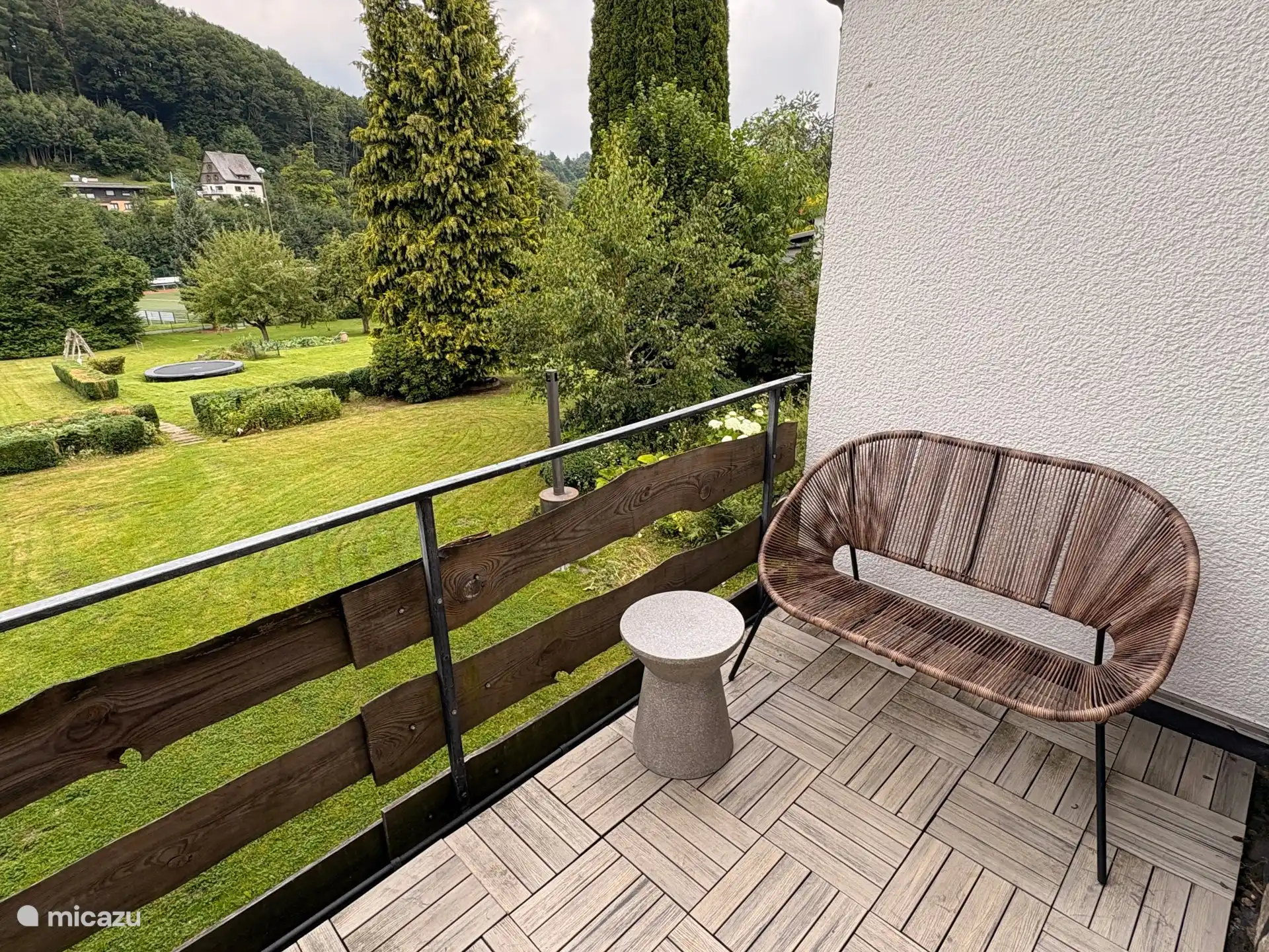 Balcón junto a la cocina, con vistas al enorme jardín