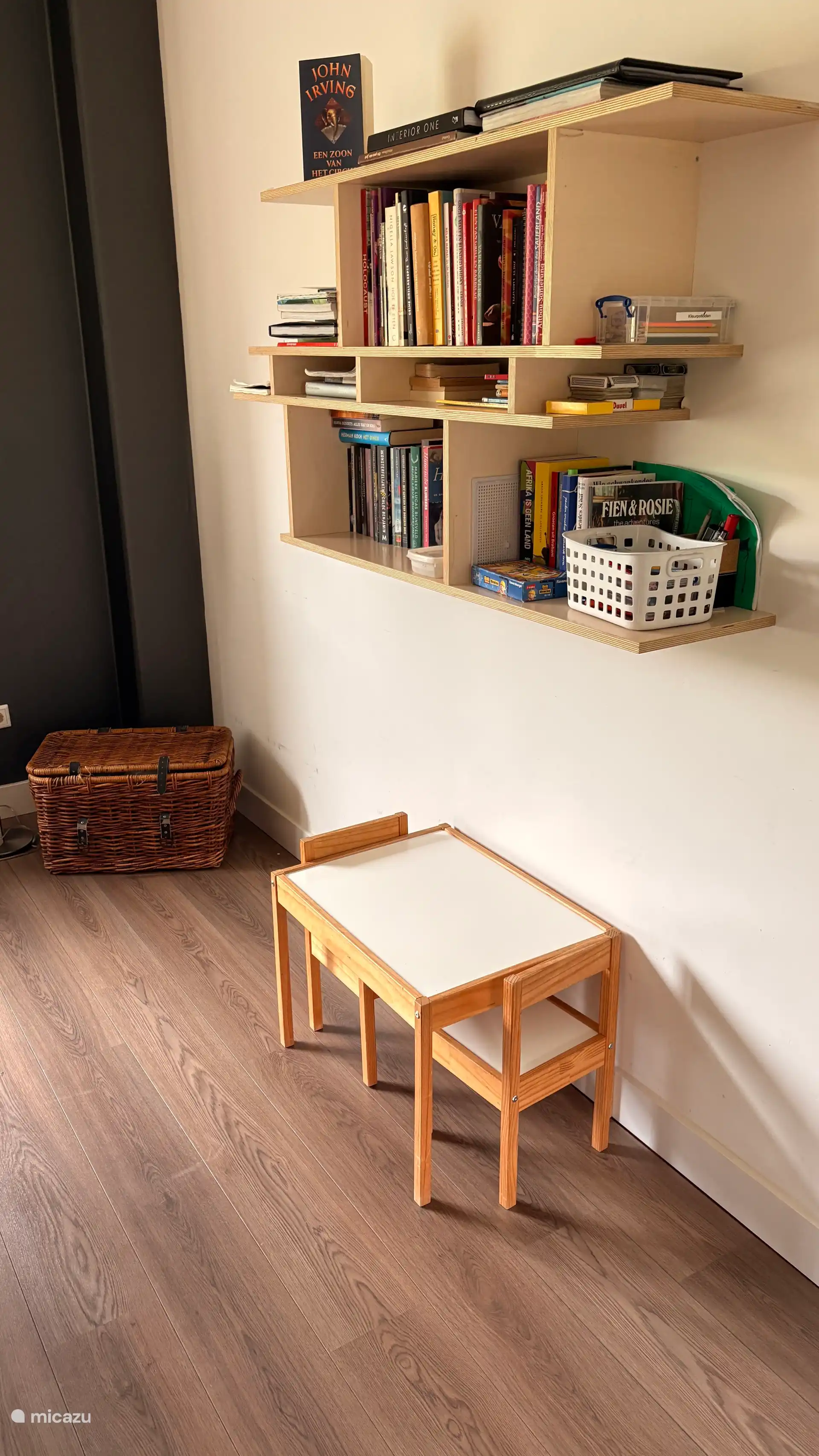 Para los m&#225;s peque&#241;os, hay una mesa privada para manualidades...