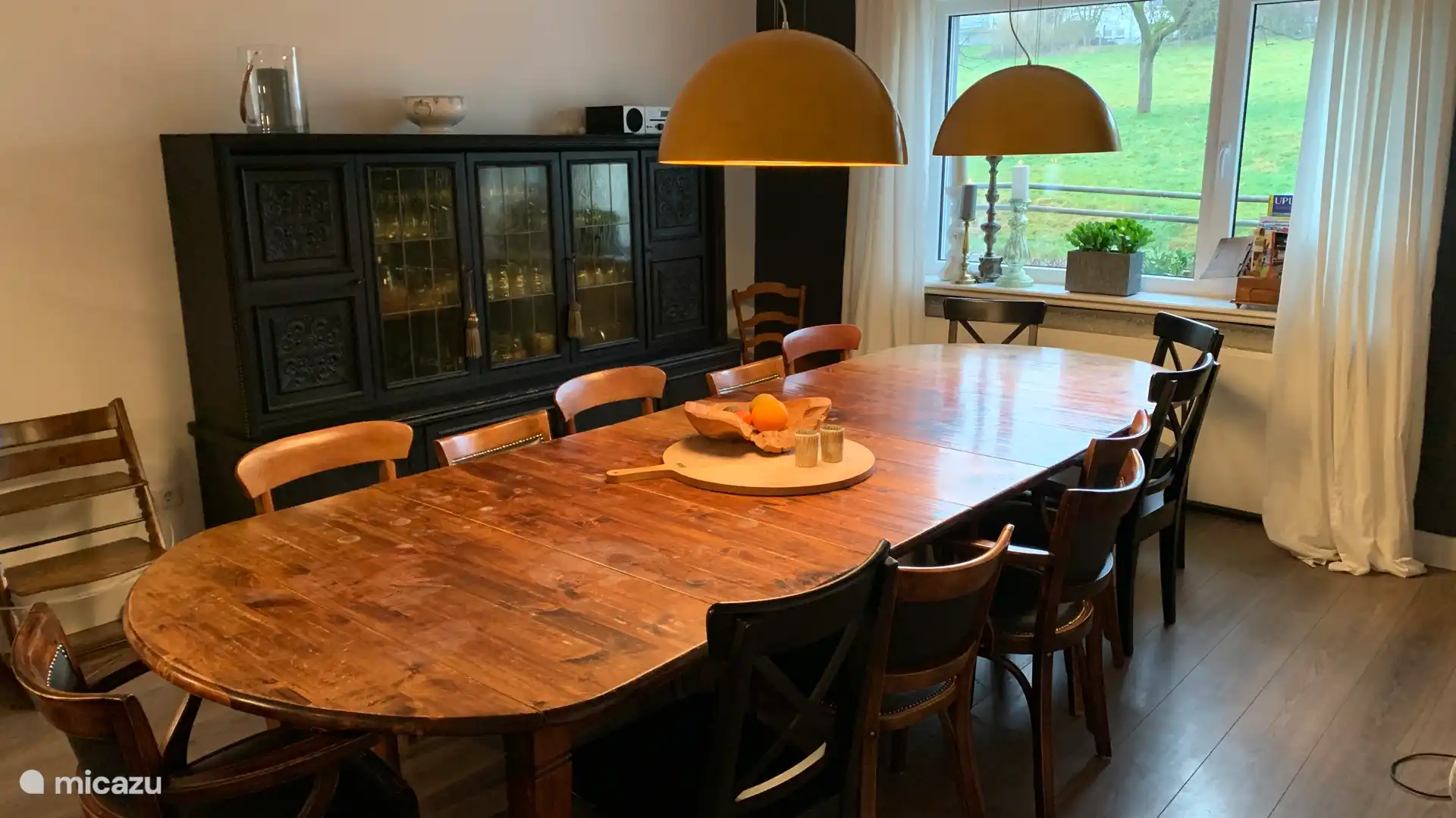 El comedor tiene una gran mesa de comedor para 14 personas. Hay espacio para que algunas personas se sienten en la cocina, con una amplia barra.