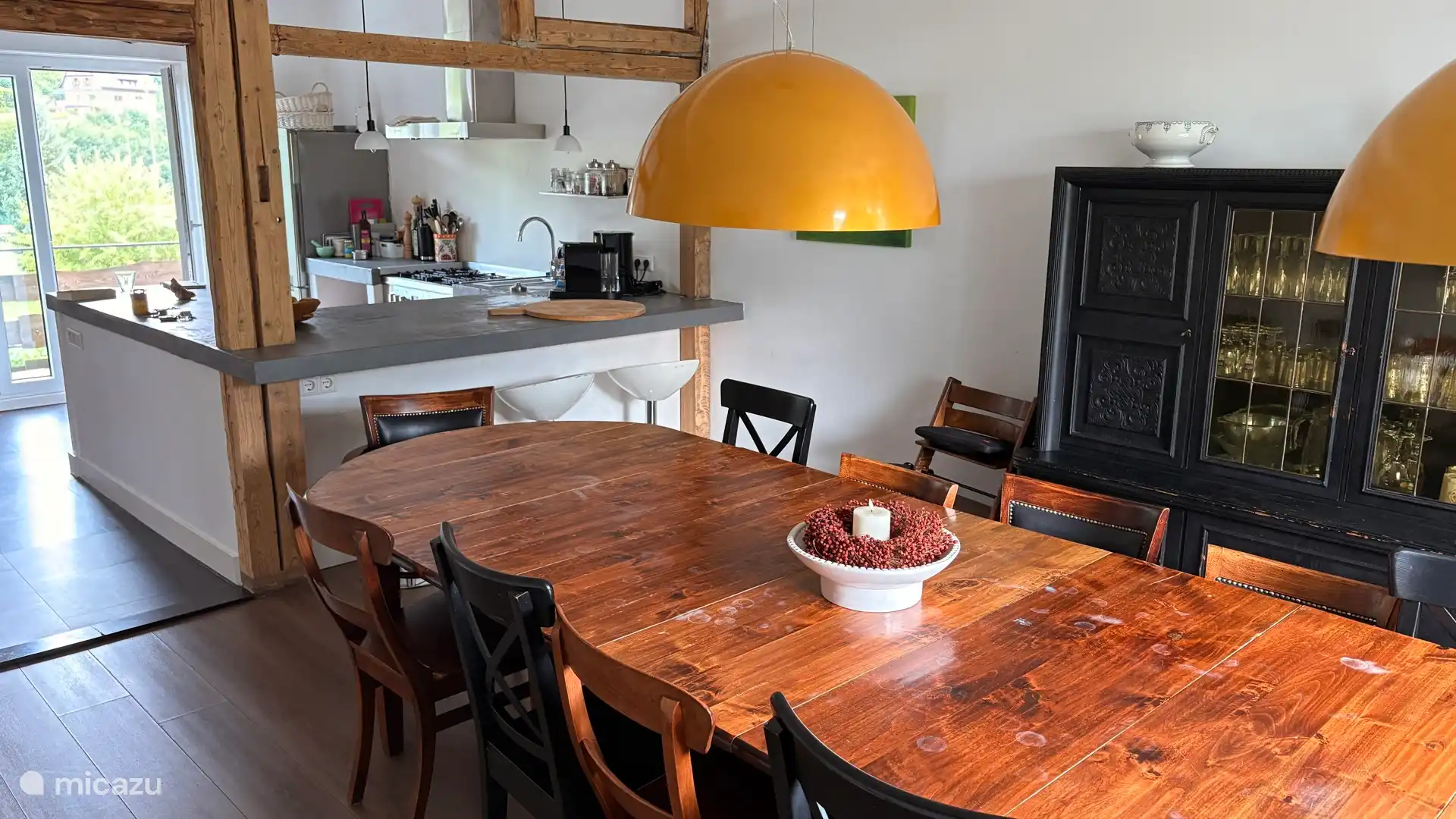 Comedor con cocina grande contigua