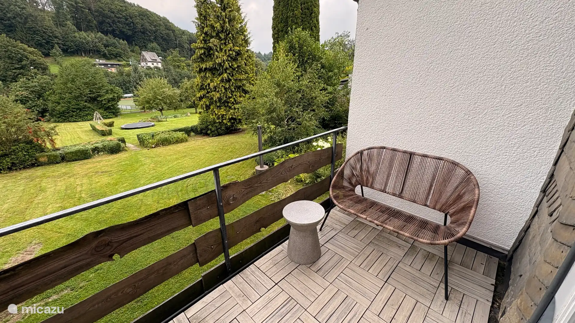 Balc&#243;n con vista al jard&#237;n. Maravillosamente libre y bueno bajo el sol.