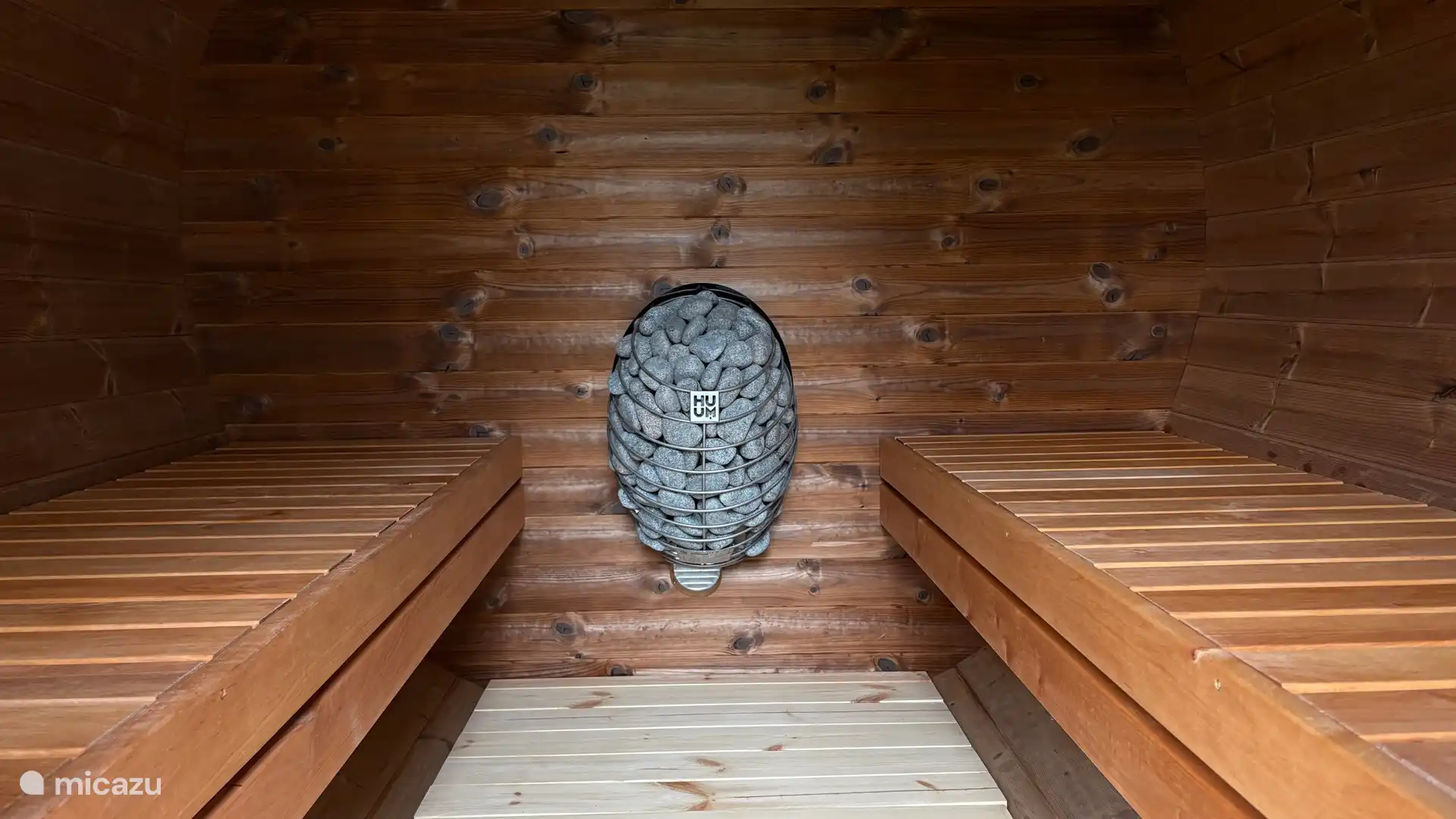 Die Sauna ist elektrisch beheizt.
