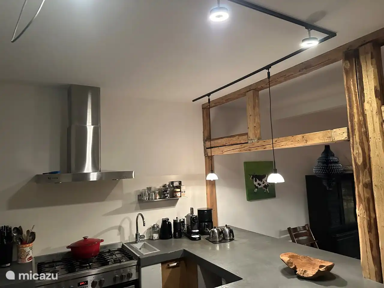 Amplia cocina con todas las comodidades. Estufa cueva con horno, microondas, lavavajillas, vitrocer&#225;mica, cafetera y todo tipo de sartenes y cubiertos.