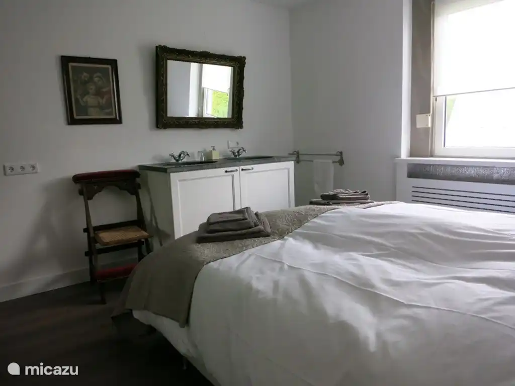 La casa tiene 6 dormitorios, 4 de los cuales tienen su propia ducha/lavabo, uno con doble lavabo y una habitaci&#243;n infantil con 2 literas.