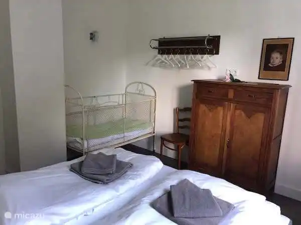 El dormitorio, con cama supletoria, en la planta baja. Tambi&#233;n lo suelen utilizar las personas mayores porque luego permanecen en el mismo piso.