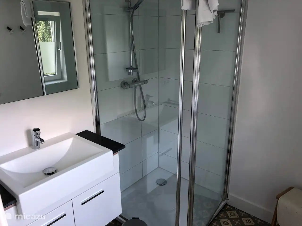 Este es uno de los ba&#241;os de la planta baja. De los 6 dormitorios, 4 tienen ducha privada y 1 tiene instalaci&#243;n de lavado. Tambi&#233;n hay un ba&#241;o separado.