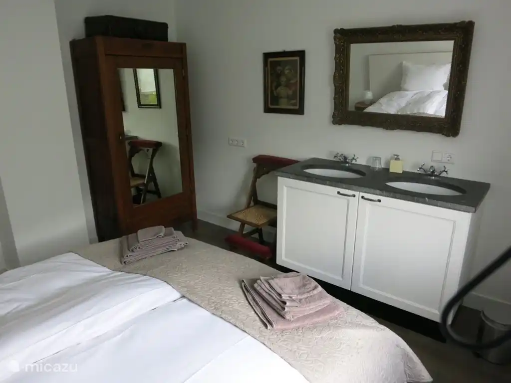 La casa tiene 6 dormitorios, 4 de los cuales tienen su propia ducha/lavabo, uno con doble lavabo y una habitaci&#243;n infantil con 2 literas.