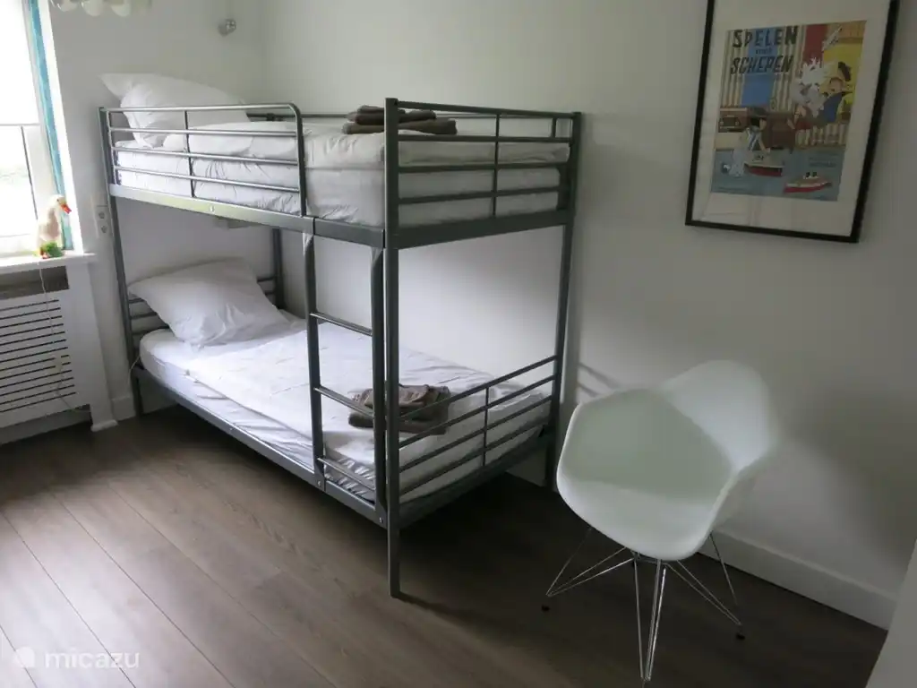 La casa tiene 6 dormitorios, 4 de los cuales tienen su propia ducha/lavabo, uno con doble lavabo y una habitaci&#243;n infantil con 2 literas.