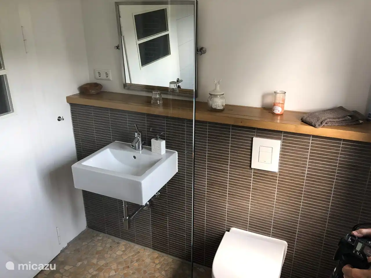 El ba&#241;o del primer piso, con lavabo, inodoro y ducha.