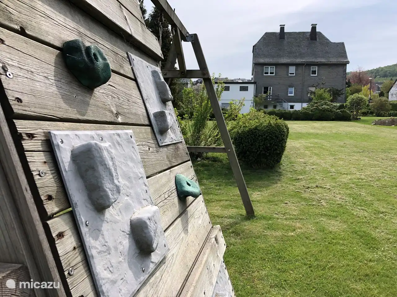 Hay un amplio espacio de juego en el gran patio trasero. Todo el mundo puede disfrutar del aire libre con un columpio, una cama el&#225;stica y porter&#237;as de f&#250;tbol.