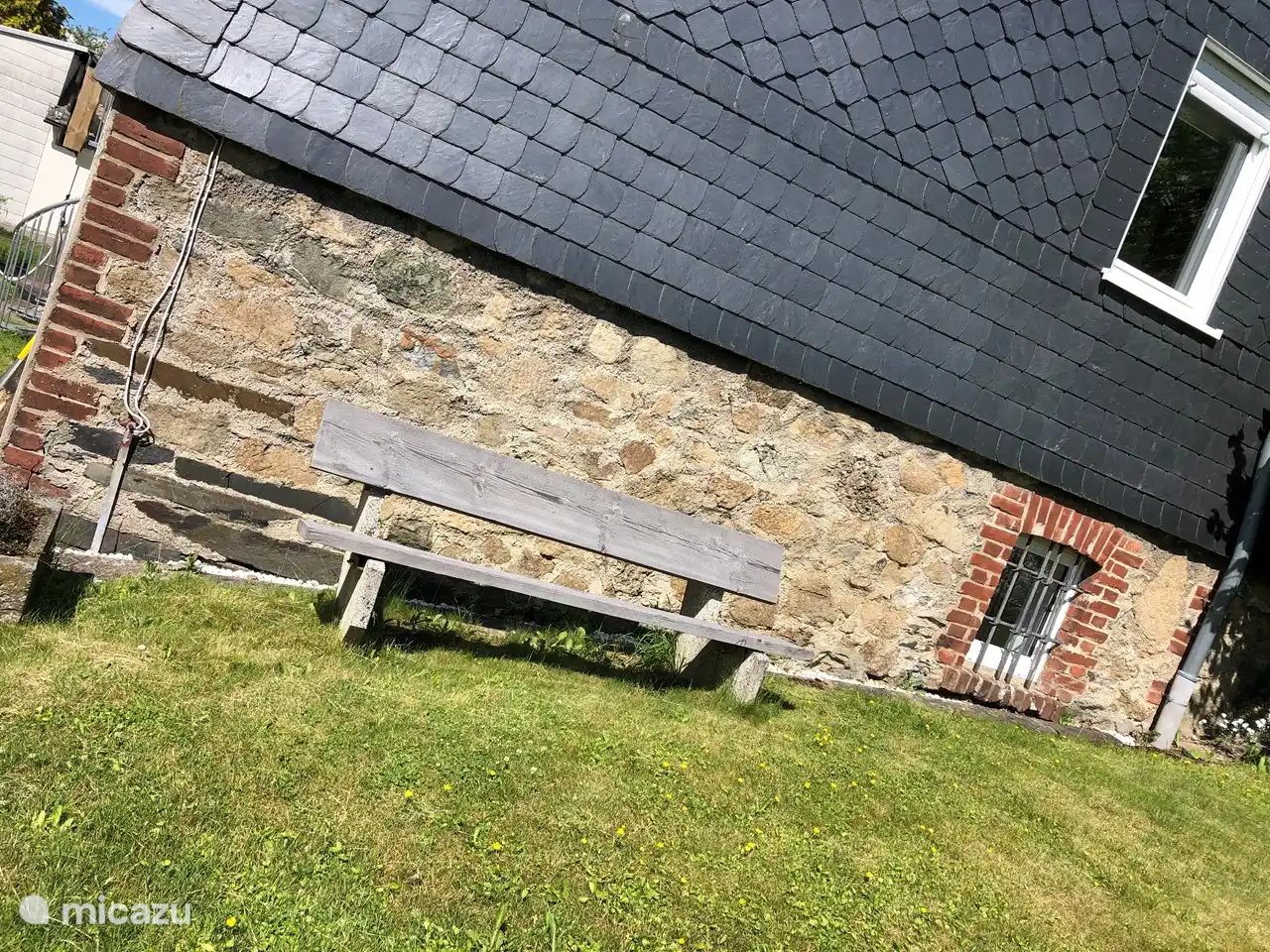 Hemos hecho un banco al lado de la casa donde poder sentarte al sol a primera hora de la ma&#241;ana.