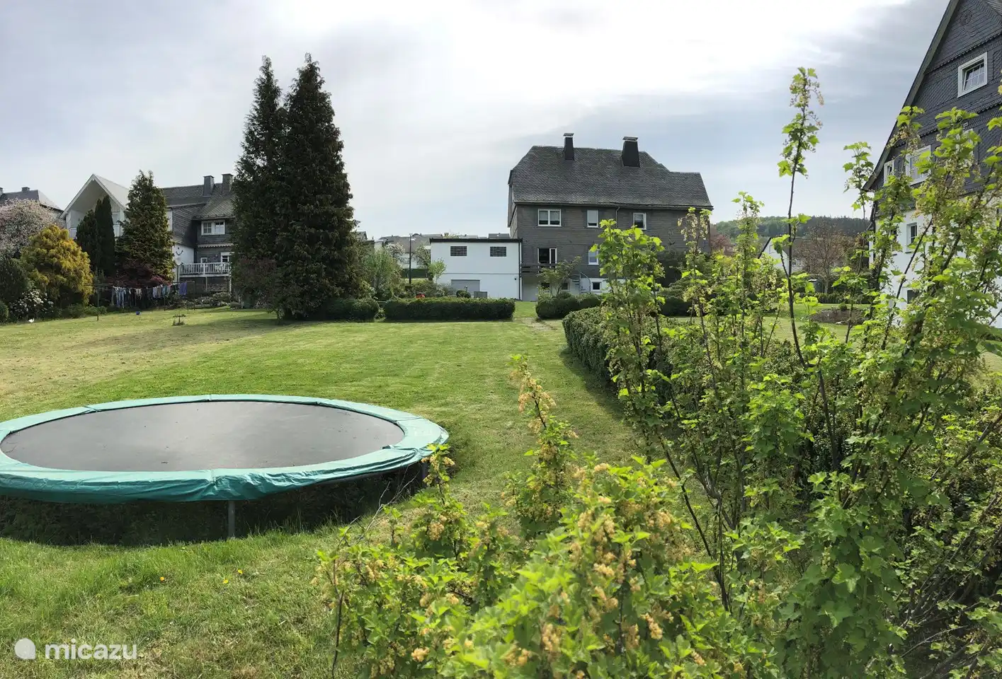 En el jard&#237;n hay varios equipos de juego, como porter&#237;as de f&#250;tbol, una cama el&#225;stica y un columpio.