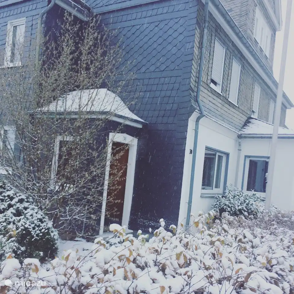 Escena invernal en la puerta principal de Villa Annabelle