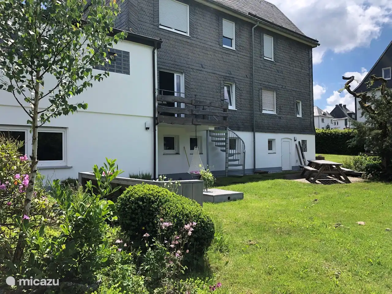 En el jard&#237;n hay muchas oportunidades para disfrutar del sol, hacer barbacoa o jugar.