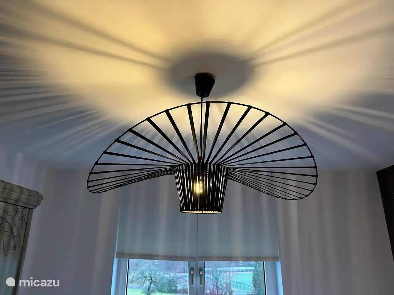 Las habitaciones tienen una iluminaci&#243;n elegante, tanto encendida como apagada.