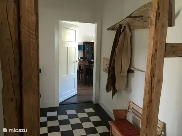 En la planta baja se encuentra un amplio recibidor con perchero y acceso a todas las habitaciones.