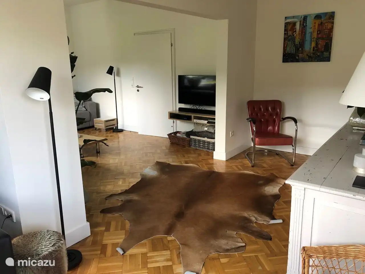 En el acogedor sal&#243;n podr&#225; relajarse en el sof&#225; o en el invernadero. Y hay espacio para ver la televisi&#243;n (holandesa) juntos.