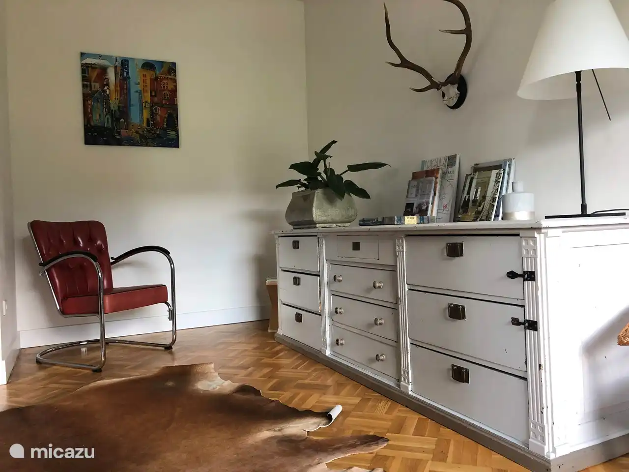 En el sal&#243;n tenemos muchas pel&#237;culas y CD para espectadores y oyentes.