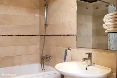 Vakantiehuis Marokko, Atlantische Kust, Casablanca appartement Luxe appartement, Europese kwaliteit bathroom
