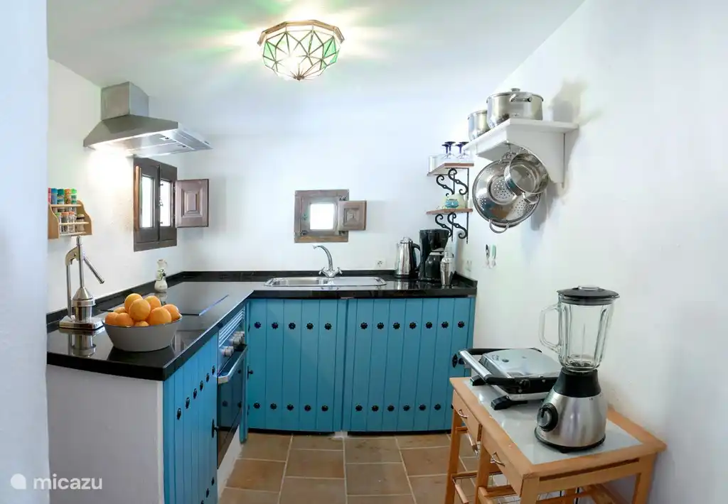 Cocina completa con vitrocerámica, lavadora y todas las comodidades que tienes en casa