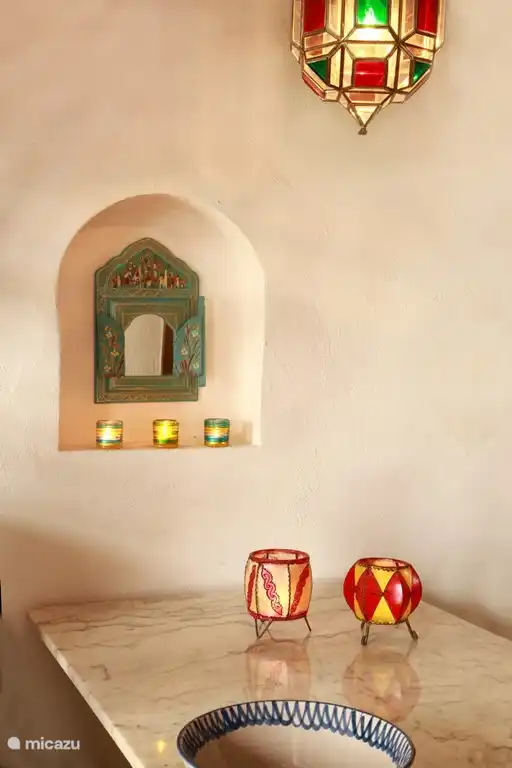 En el otro lado de la sala de estar hay un comedor para cuando quieras comer o jugar un juego por la noche.