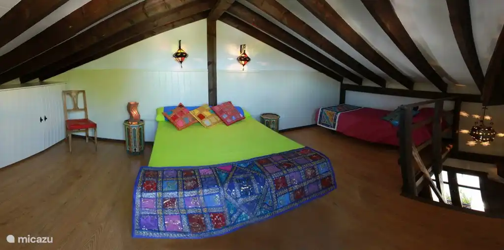 El dormitorio ofrece tres plazas para dormir, una cama doble y una cama individual. A través del dormitorio se accede a la azotea con fantásticas vistas.