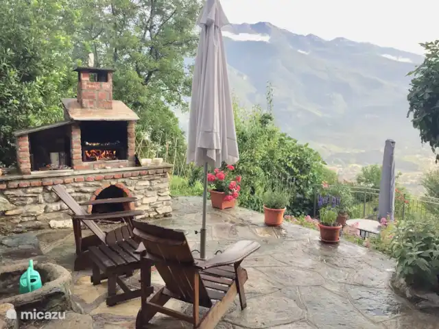 casa de susa en Italia, Piamonte, Susa - casa rural / cabaña la terraza con la barbacoa de leña