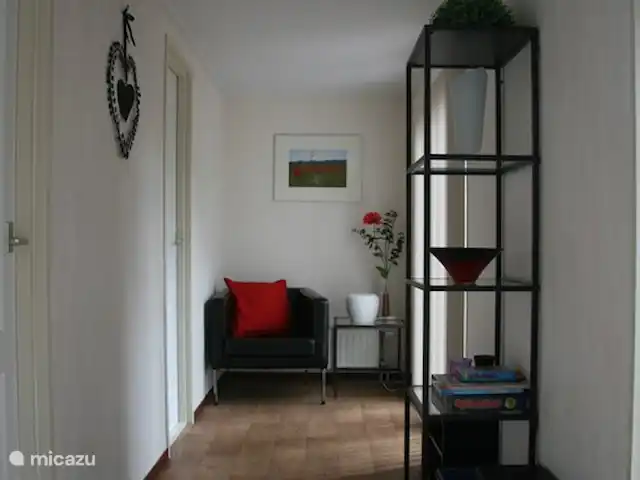 Vieille Meule | Pays-Bas, Overijssel, Haaksbergen - maison de vacances Couloir spacieux avec des sièges et vue sur le ruisseau.